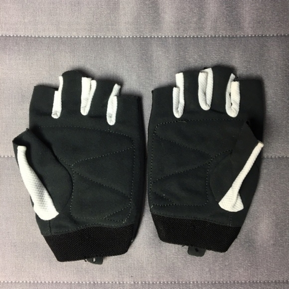 Nike Gym Gloves 🏋‍♂️ 🏋‍♀️ - Picture 2 of 2